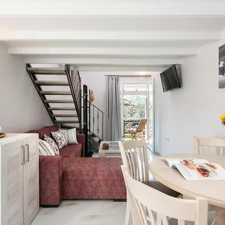 Ad Homes אגיוס גורדיוס