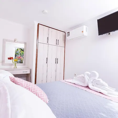 Ad Homes אגיוס גורדיוס